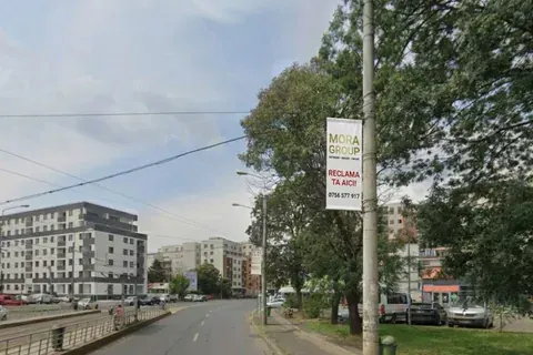 Steaguri publicitare pe stalpi de iluminat Bucuresti — retea steaguri directionale Mora Group