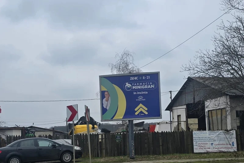 Panou publicitar Mora Group pentru o farmacie locala in Snagov, Ilfov, vizibil de pe artera comunei