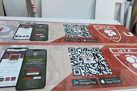 Detaliu close-up pe codul QR scanabil si mockup aplicatie mobila pe bannerul publicitar 6×1 m fan club local — print mare rezolutie pentru ca QR sa fie scanat din apropiere si distanta medie, productie Mora Group