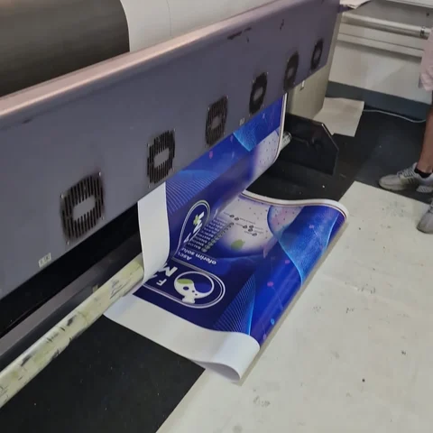 Banner publicitar full color pentru un client din reteaua de farmacii, in curs de printare pe imprimanta large-format in atelierul Mora Group — print eco-solvent pe PVC
