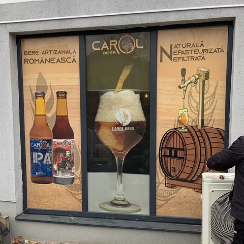 Windows graphic colantare vitrina magazin bere artizanala cu 3 panouri integrate — bere artizanala romaneasca, logo central cu pahar, mesaj naturala nepasteurizata nefiltrata cu butoi, montaj pe vitrina exterioara