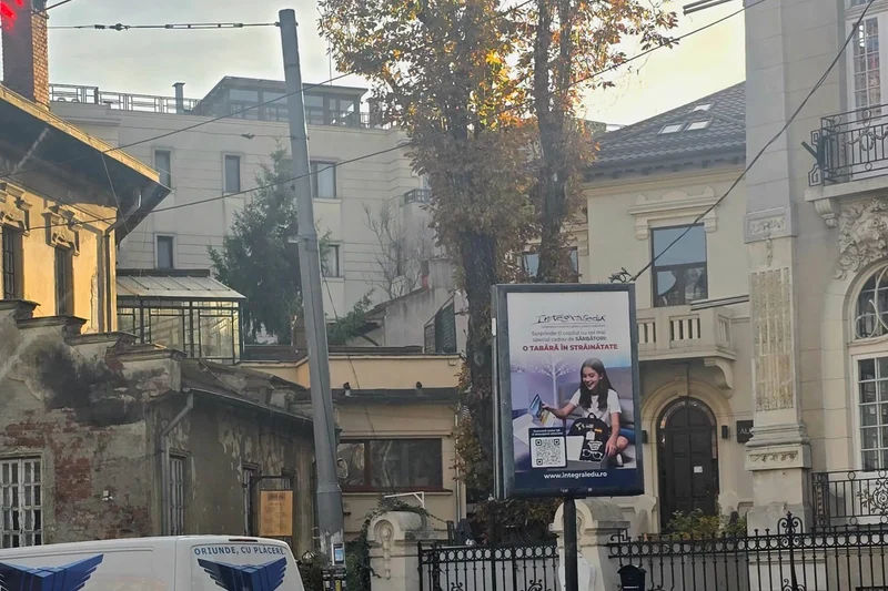 Panou city light Mora Group pe o strada rezidentiala din Bucuresti