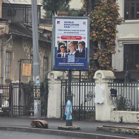 Citylight Mora Group cu campanie targ educational pentru licee de elita in strainatate, montat in Piata Romana cu Academia de Studii Economice in fundal