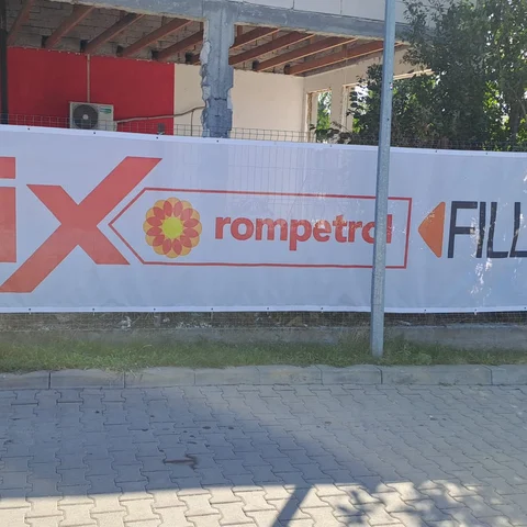 Mesh publicitar de 10 x 1,8 m produs de Mora Group pentru o statie de carburant — detaliu din mijlocul mesh-ului, fotografiat la locatia clientului