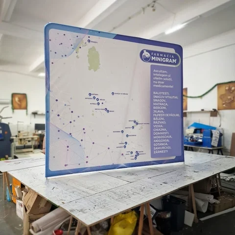 Perete zippit publicitar textil de 2,5 m finalizat pe masa de productie in atelierul Mora Group — cadru aluminiu cu husa textila zippit printata full color, vedere reala din productie inainte de livrare