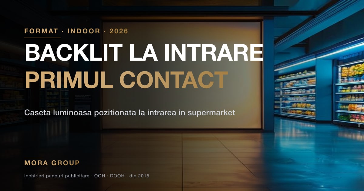 Caseta luminoasa backlit pozitionata la intrarea intr-un supermarket din Romania — primii metri ai traseului de cumparare